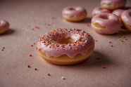 粉色奶油甜甜圈面包摄影图片