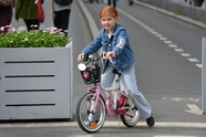 街拍路边骑儿童车的小女孩图片