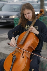 街头拉大提琴的女孩图片