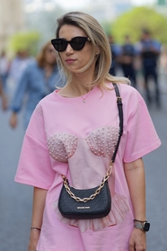 欧美时尚街拍美女粉色T恤穿搭图片