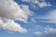 蓝色天空卷积云背景图片