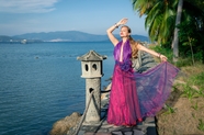 站在江滨边上的紫色纱裙模特美女图片