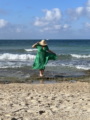 夏日海边美女踏浪看海图片