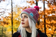 秋天树林戴着针织帽的美女图片