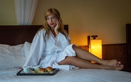 酒店房间床上白色浴袍美女图片