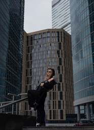 时尚前卫美女站在高楼大厦前摄影图片