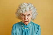 欧美白色卷发老奶奶肖像摄影图片