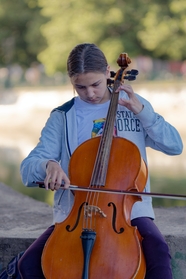 欧美少年拉大提琴摄影图片