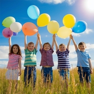 蓝天白云草丛儿童手持气球摄影图片
