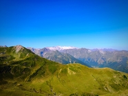 蓝色天空巍峨高山山脉风光摄影图片