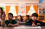 教室里正在认真上课的小学生图片