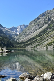 光秃秃的山脉湖泊山水风光摄影图片