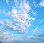 白色浮云朵朵蓝色天空摄影图片