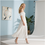 欧美性感一字肩白裙美女人像摄影图片