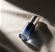 玻璃瓶装乳液微俯拍摄影图片