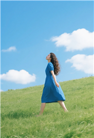 蓝天白云绿色草地蓝色长裙美女摄影图片