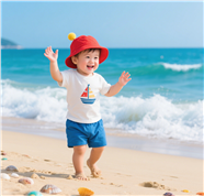 海边玩耍的萌娃宝宝图片