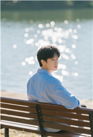 湖边坐在长椅上回眸的帅哥图片