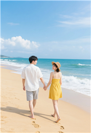夏日海边情侣漫步沙滩摄影图片