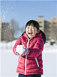冬季雪地捧着雪球的小女孩图片