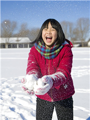 冬季雪地小女孩开心打雪仗图片