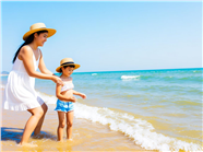夏日海边母子玩耍度假图片