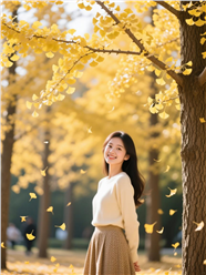 站在银杏树下的美女图片