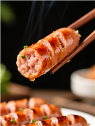 筷子夹起的烤肉肠图片