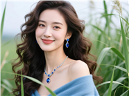 草丛披肩发飘逸微卷翻翘美女图片