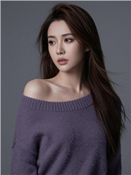 紫色露肩毛衣美女写真图片