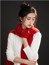 戴着红色围巾的盘发美女图片