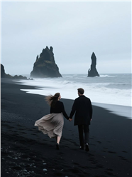 冰岛黑色沙滩手牵手情侣背影图片