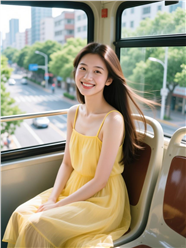 坐在观光巴士里的连衣裙美女图片