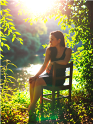 户外电影胶片质感美女人像摄影图片