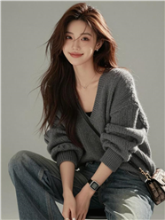 棕色长卷发灰色毛衣美女写真图片