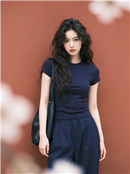 氛围感长卷发休闲风美女摄影图片