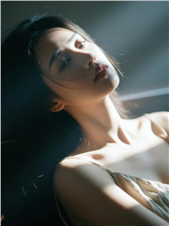 性感慵懒风格光影艺术美女摄影图片
