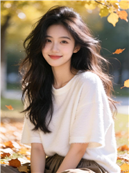 白色短袖T恤长卷发美女图片