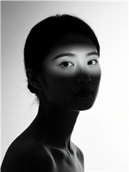 黑白风格女性艺术肖像写真图片