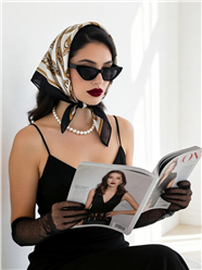 正在看杂志的迷人贵妇美女图片