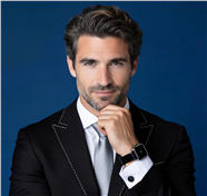 深黑色商务西装帅哥写真图片