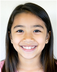 微笑露齿的东南亚小女孩图片