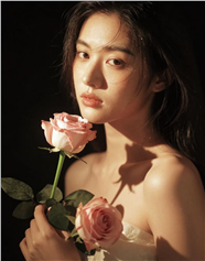 手持粉色玫瑰情感风情美女图片