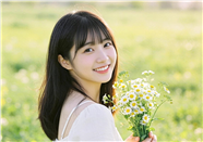 手持小雏菊美女摄影图片