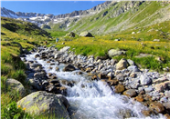 山野群山环绕潺潺溪流水图片