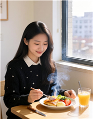 女孩坐在窗边吃热腾腾的早餐图片
