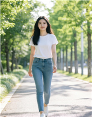 穿着牛仔裤白T恤在林间漫步的美女图片