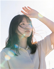 随性抬手挡阳光的女孩图片