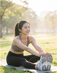 户外美女晨练拉伸姿势摄影图片