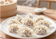 热腾腾的冬至水饺摄影图片
